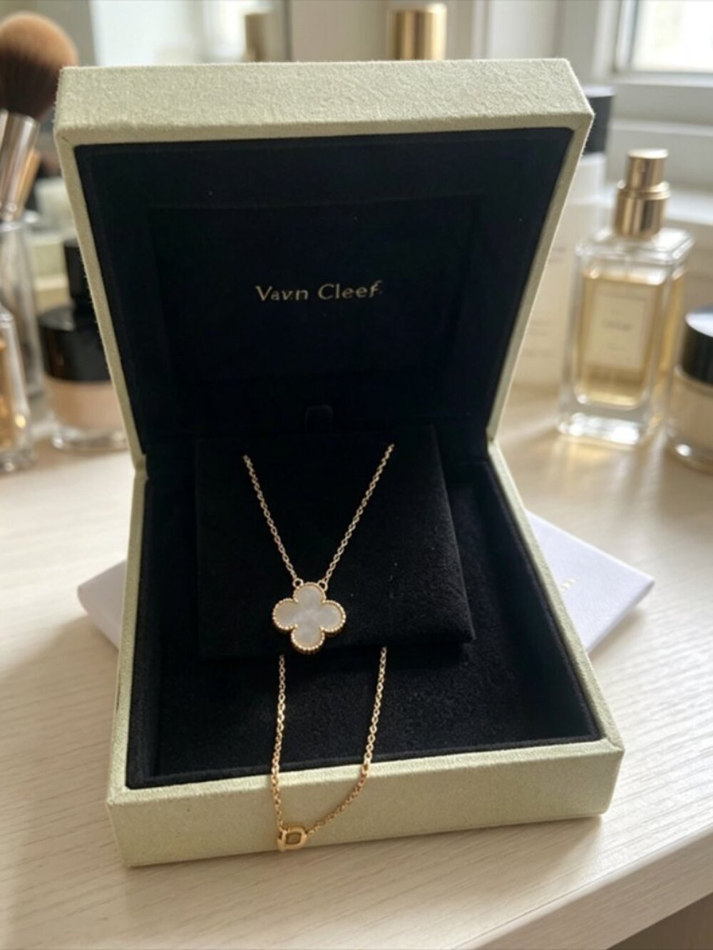 ✨Van Cleef & Arpels White Necklace✨